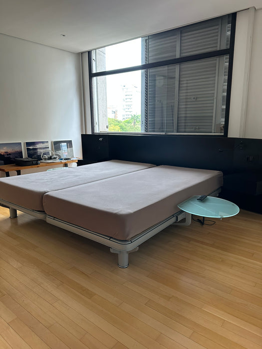Cama King Size "Royal" com 2 Motores, Colchão "Maestro" e Mesas Laterais – Auping para Collectania