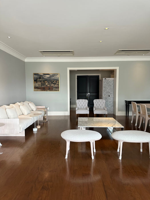 Par de Poltronas Clássicas em Capitonê com Rodízios