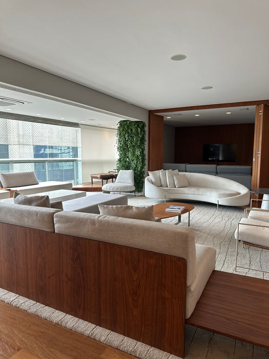 Sofá "Friso" em Madeira – Líder Interiores