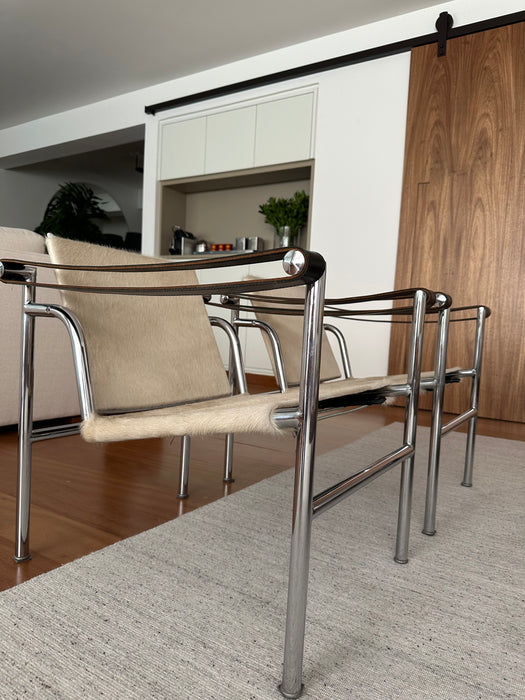 Par de Poltronas "LC1" – Le Corbusier para Forma