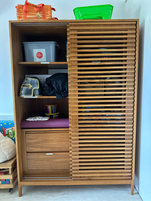 Armário de 2 Portas em Madeira Ripada