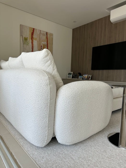 Sofá “Ópera” com Chaise e Pufe em Tecido Bouclé – Fábrica Mais Sofá