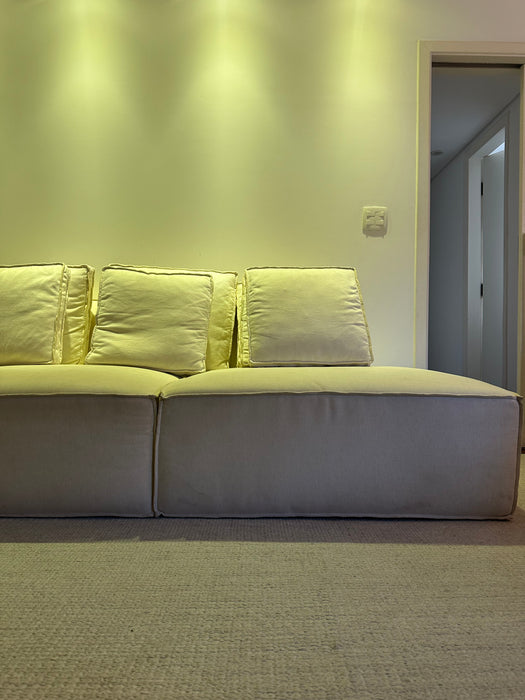 Sofá "Pillow" com Chaise – Estúdio Bola