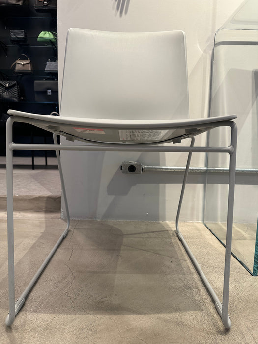 Trio de Cadeiras Empilháveis “Pronta” – Herman Miller