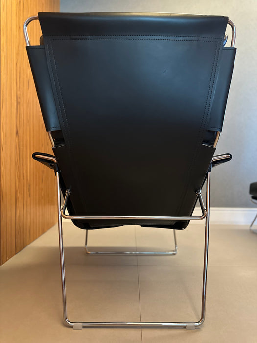 Poltrona "Vira Vira" em Couro – Pedro Useche