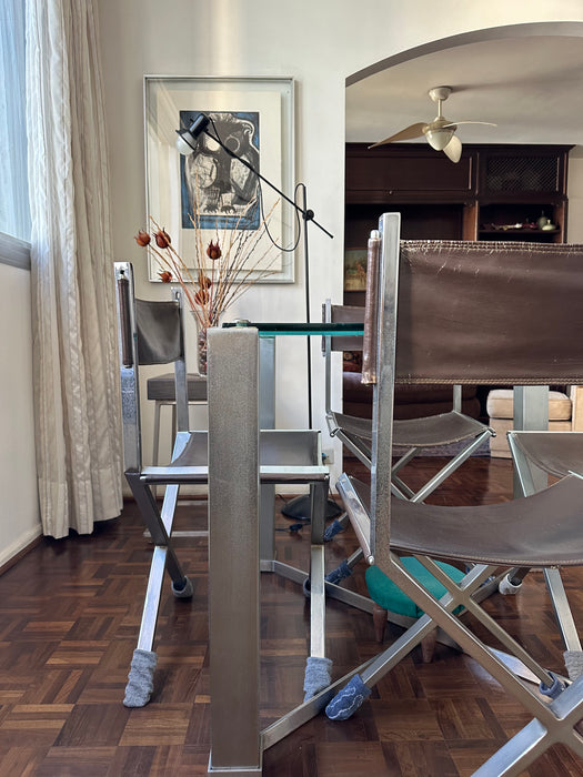 Mesa Gamão com Tampo de Vidro e 4 Cadeiras Diretor em Couro