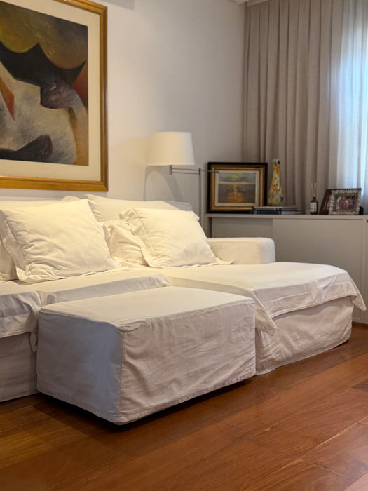 Sofá com Chaise e Pufe com Capa