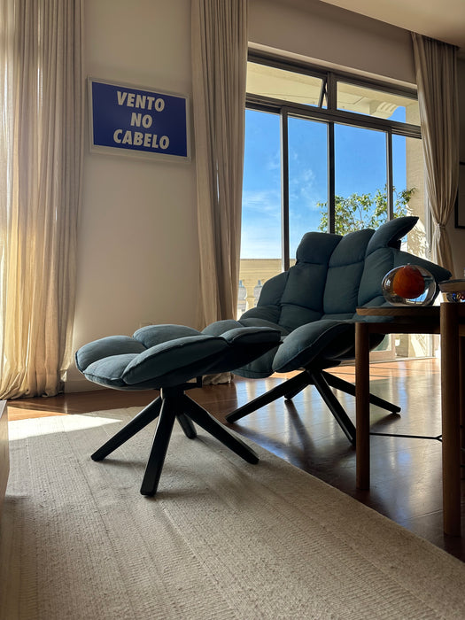 Poltrona “Husk” Giratória com Banqueta – Patrícia Urquiola para B&B Italia