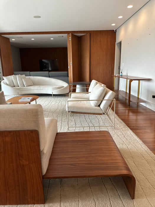 Sofá "Friso" em Madeira – Líder Interiores