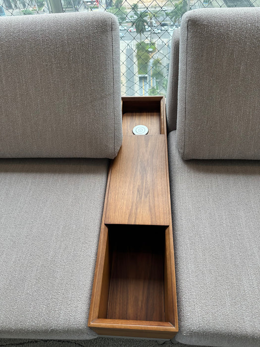 Sofá com Mesa Embutida e Tomada USB