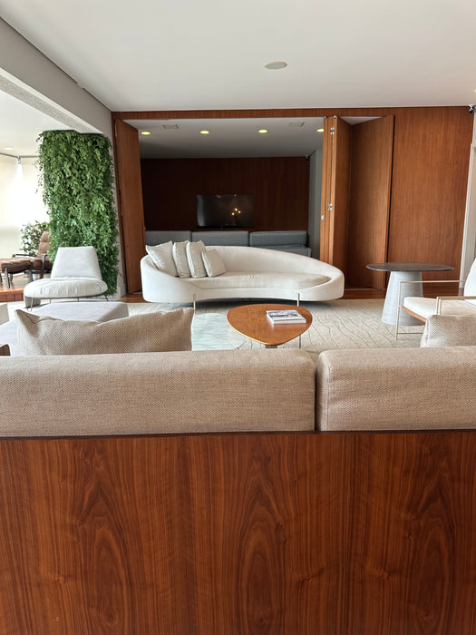 Sofá "Friso" em Madeira – Líder Interiores