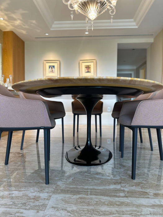 Mesa de Jantar Saarinen com Tampo em Mármore Travertino Amarelo