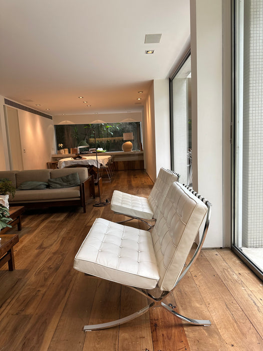 Poltrona “Barcelona” em – Ludwig Mies van der Rohe para Montenapoleone