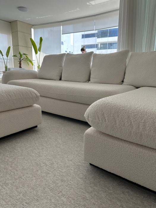 Sofá “Ópera” com Chaise e Pufe em Tecido Bouclé – Fábrica Mais Sofá