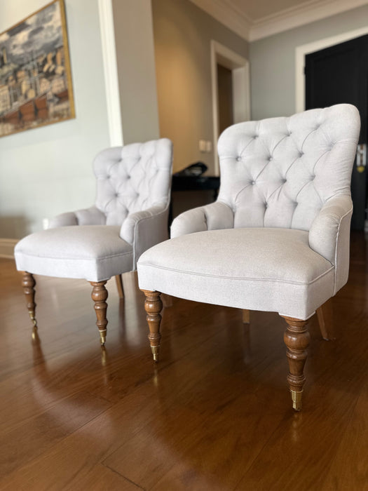 Par de Poltronas Clássicas em Capitonê com Rodízios