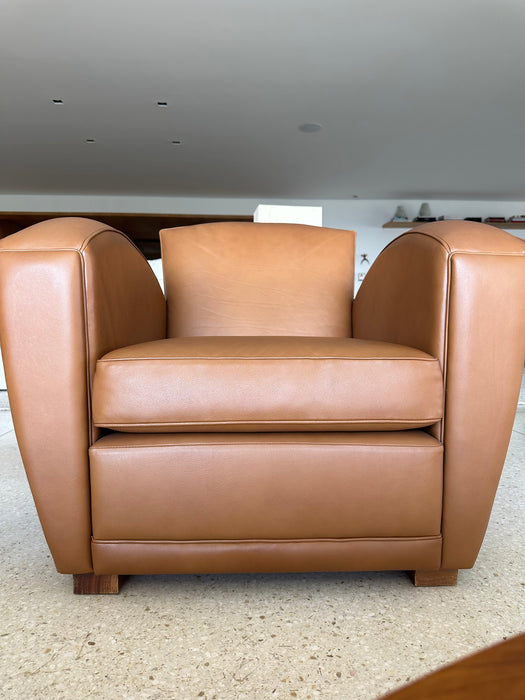 Poltrona em Couro com Detalhes em Tachas