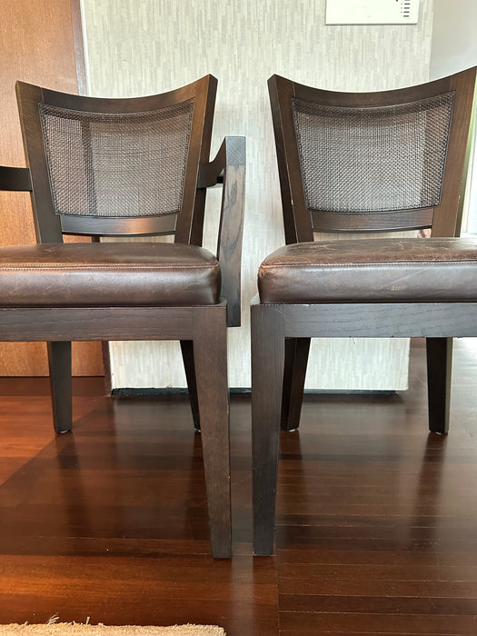 Conjunto Mesa de Jantar com 10 Cadeiras (2 com braços)