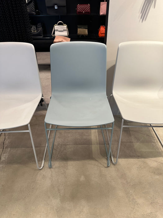 Trio de Cadeiras Empilháveis “Pronta” – Herman Miller