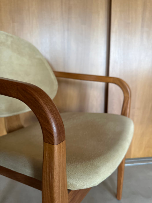 Cadeira "Omar" em Couro Courvim - Rejane Carvalho Leite