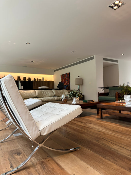 Poltrona “Barcelona” em – Ludwig Mies van der Rohe para Montenapoleone