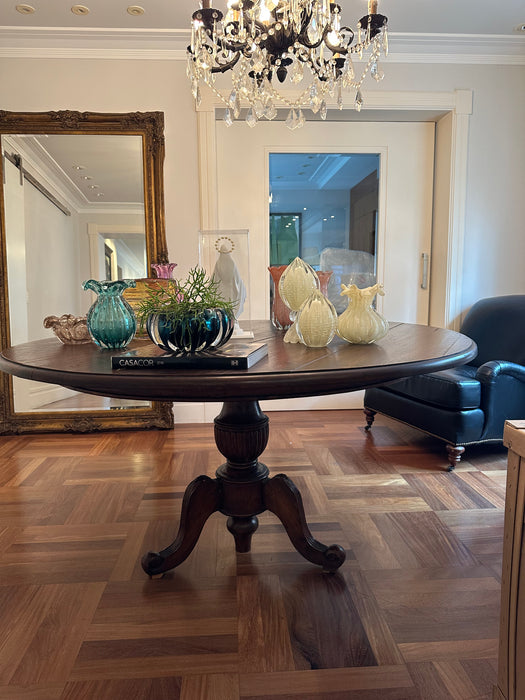 Mesa Redonda em Madeira