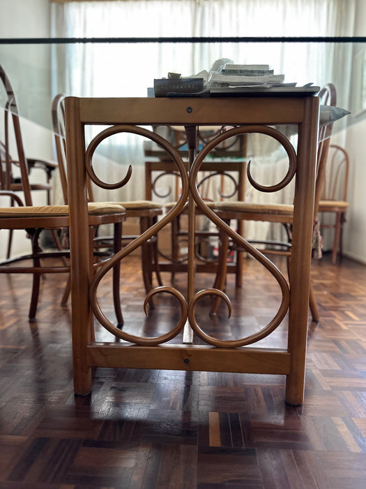 Mesa de Jantar com 8 Cadeiras – Thonet