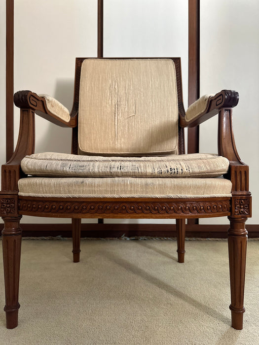 Par de Cadeiras Clássicas em Madeira Entalhada