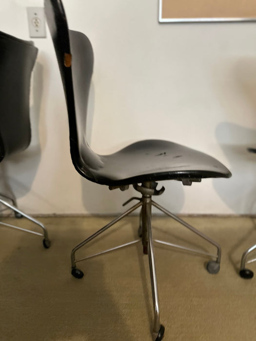 Conjunto de 3 Cadeiras de Escritório "Ant" com Rodízios – Arne Jacobsen para Forma