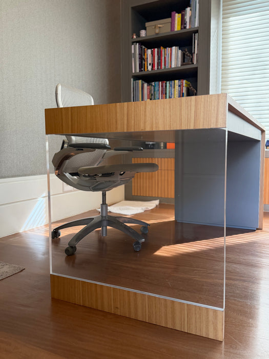 Mesa de Escritório com Tomadas Embutidas