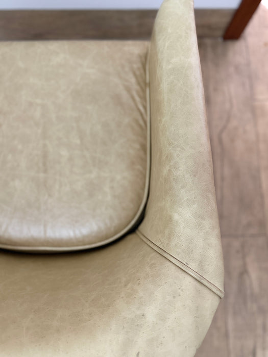 Conjunto de 4 Poltronas em Couro com Rodízios