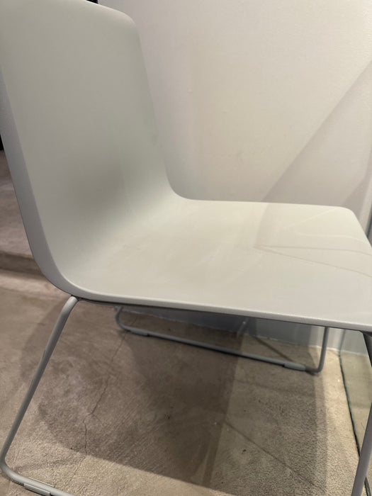 Trio de Cadeiras Empilháveis “Pronta” – Herman Miller
