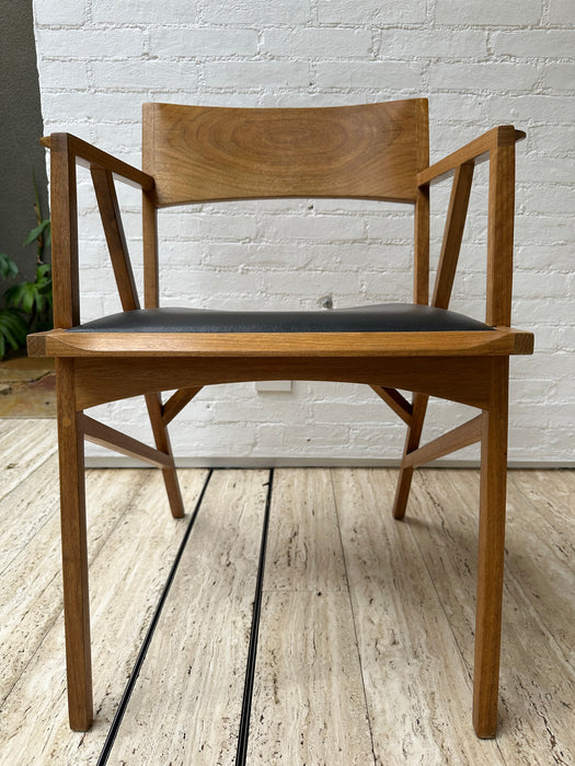 Conjunto de Mesa “Rodésia” com 4 Cadeiras “Atibaia” – Paulo Alves