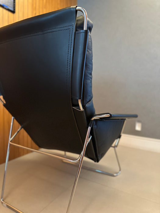 Poltrona "Vira Vira" em Couro – Pedro Useche