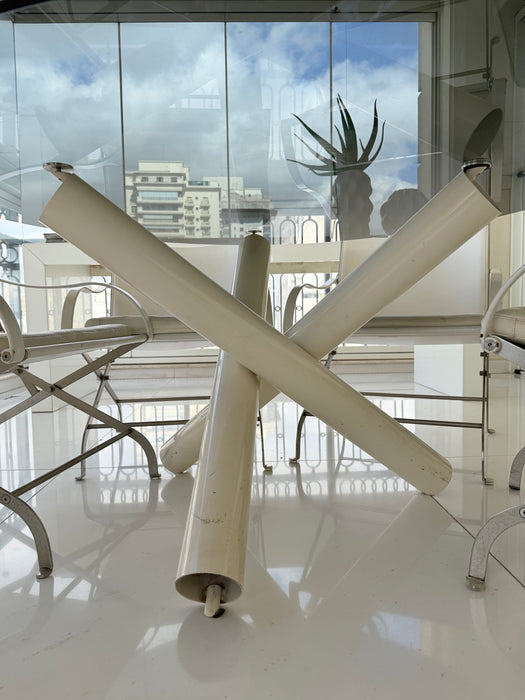 Mesa de Jantar Redonda com Tampo em Vidro e Base Tubular - Flexform