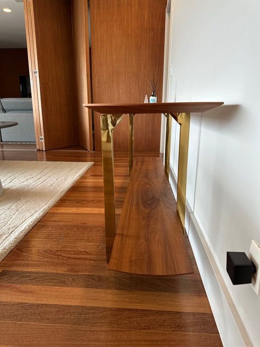 Aparador em Madeira com Pés Dourados