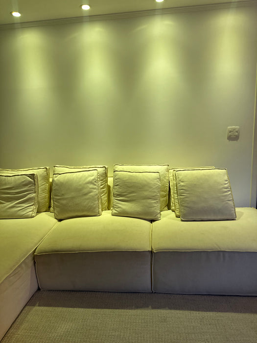 Sofá "Pillow" com Chaise – Estúdio Bola