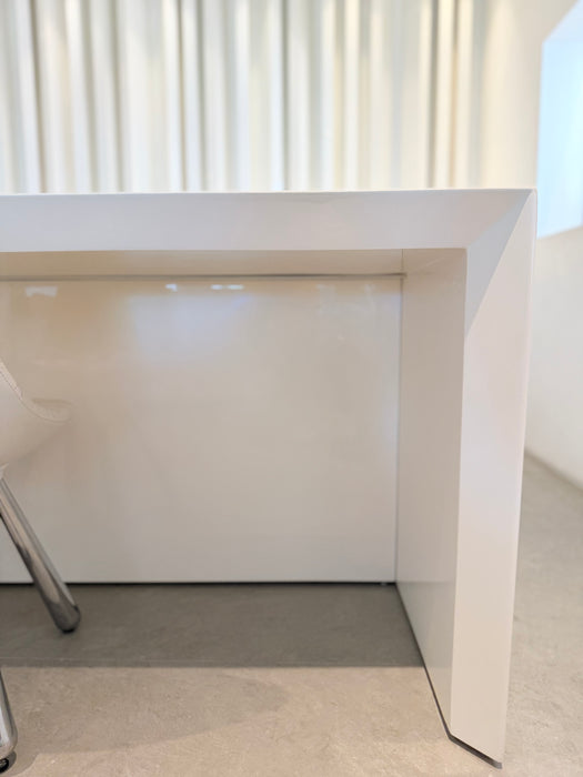Mesa de Jantar em Resina Branca de Alto Brilho - Marcenaria