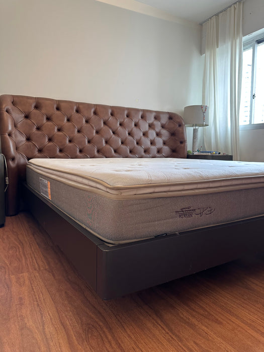 Cama King Size "Nouveau" com Cabeceira Capitonê em Couro (colchão incluso) – Artefacto