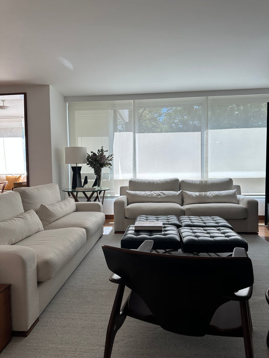 Par de Banquetas "Barcelona" em Couro Preto  – Mies van der Rohe para Forma