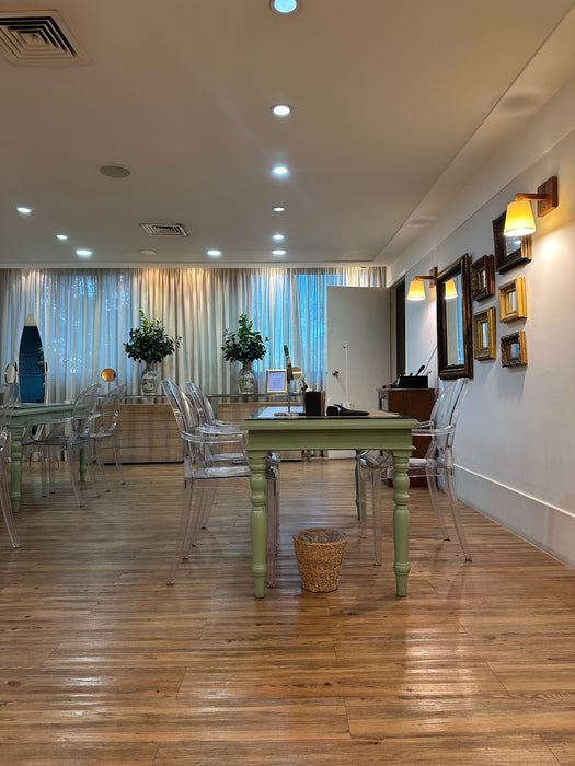 Mesa em Laca Verde com Vidro