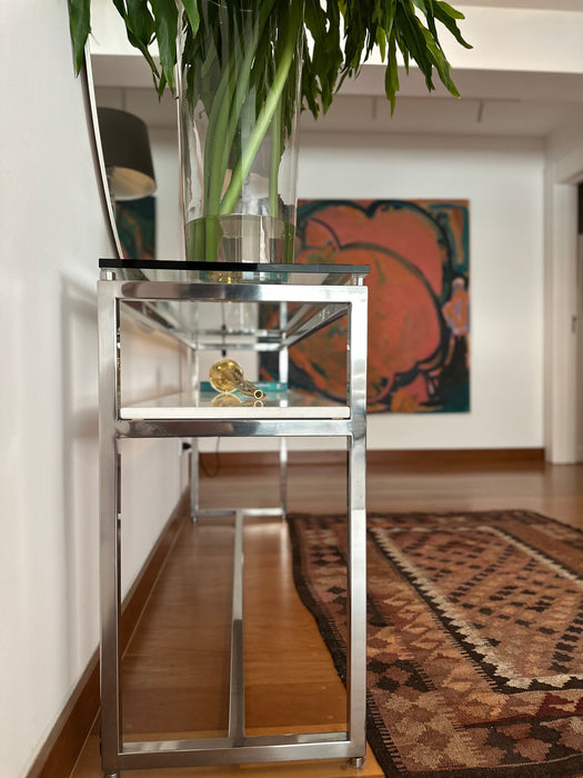 Aparador em Aço com Tampo de Vidro e Prateleira em Mármore Branco – Érea