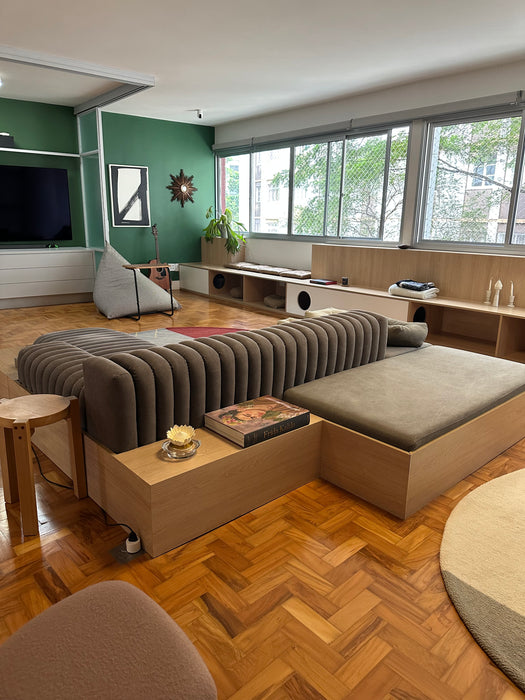 Sofá "Gomos" (com acabamento adicional em madeira na parte inferior) – Líder Interiores