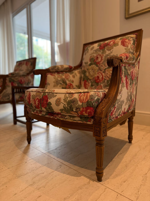 Par de Poltronas Clássicas em Tecido Floral