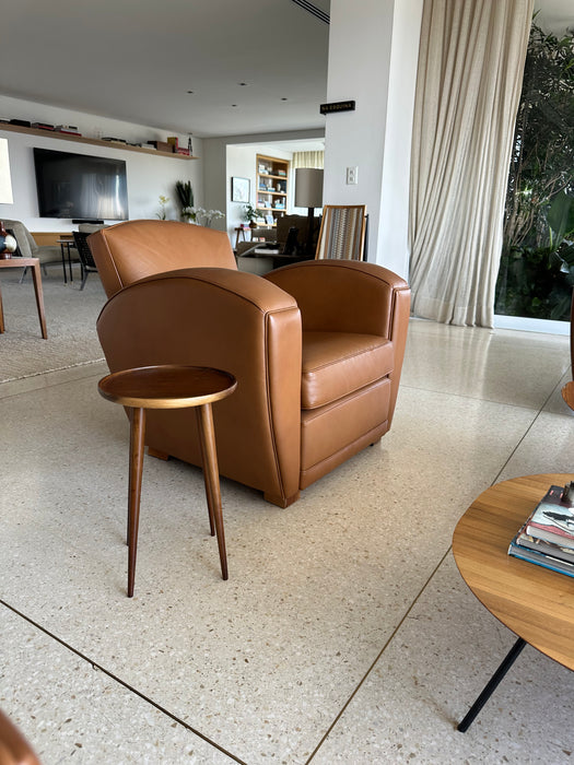 Poltrona em Couro com Detalhes em Tachas