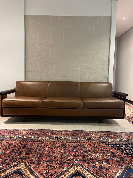 Sofá “M3” em Couro – Branco & Preto para Etel