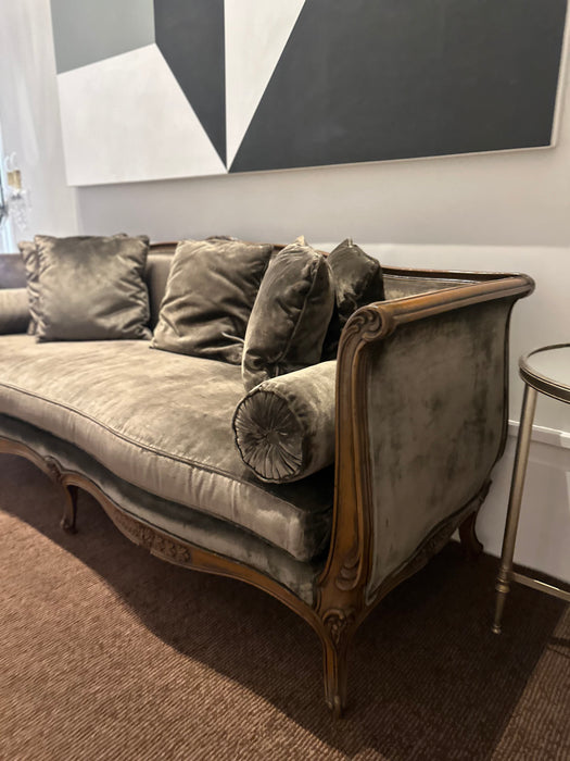 Sofá “Luís XV” – Christie Móveis