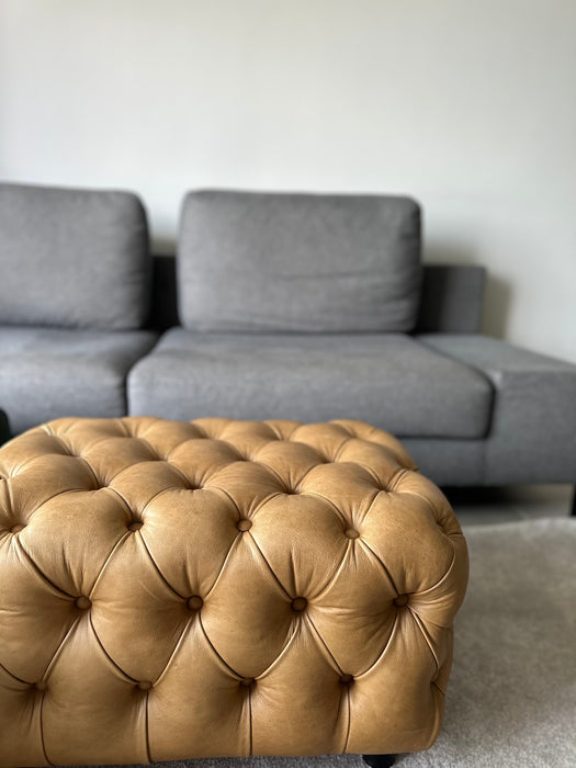 Pufe Capitonê em Couro