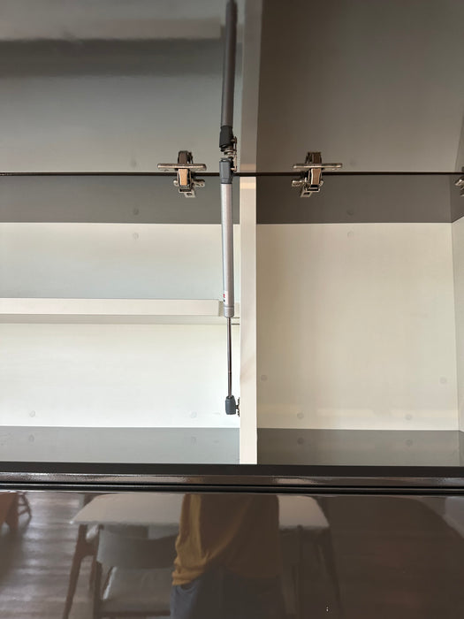 Nichos de Parede (4 Módulos) com Portas Basculantes em Laca – Estúdio Bola