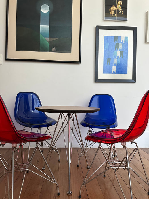 Mesa Infantil com 4 Cadeiras Eames