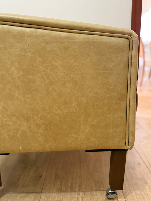 Conjunto de 4 Poltronas em Couro com Rodízios